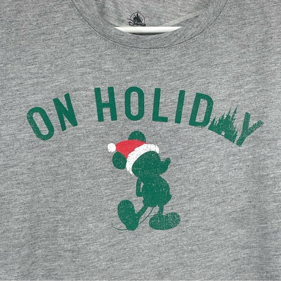 DISNEY PARKS NWT WOMEN’S ON HOLIDAY CHRISTMAS T-SHIRT GRAY GREEN RED WHITE SMALL - Picture 4 of 9